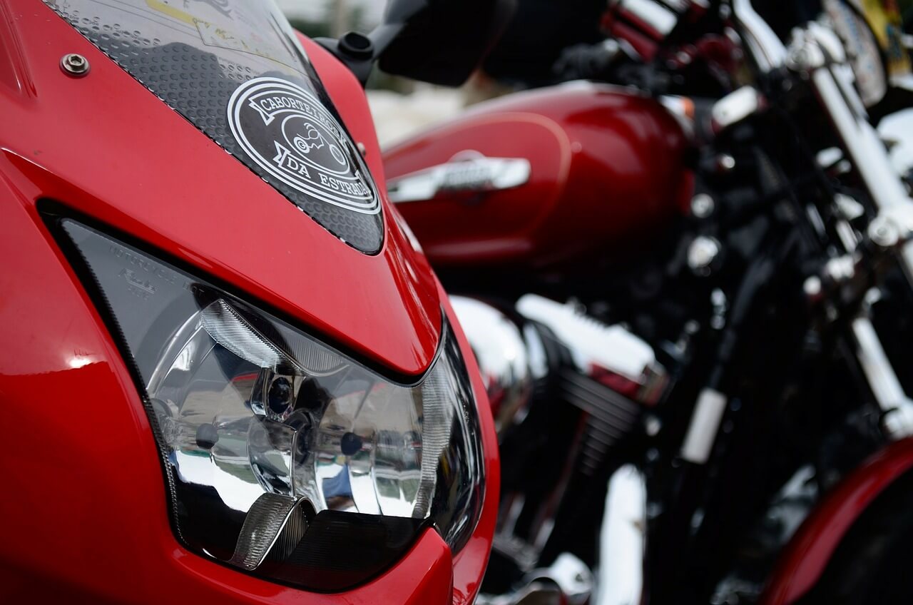 רקע של אופנוע אדום