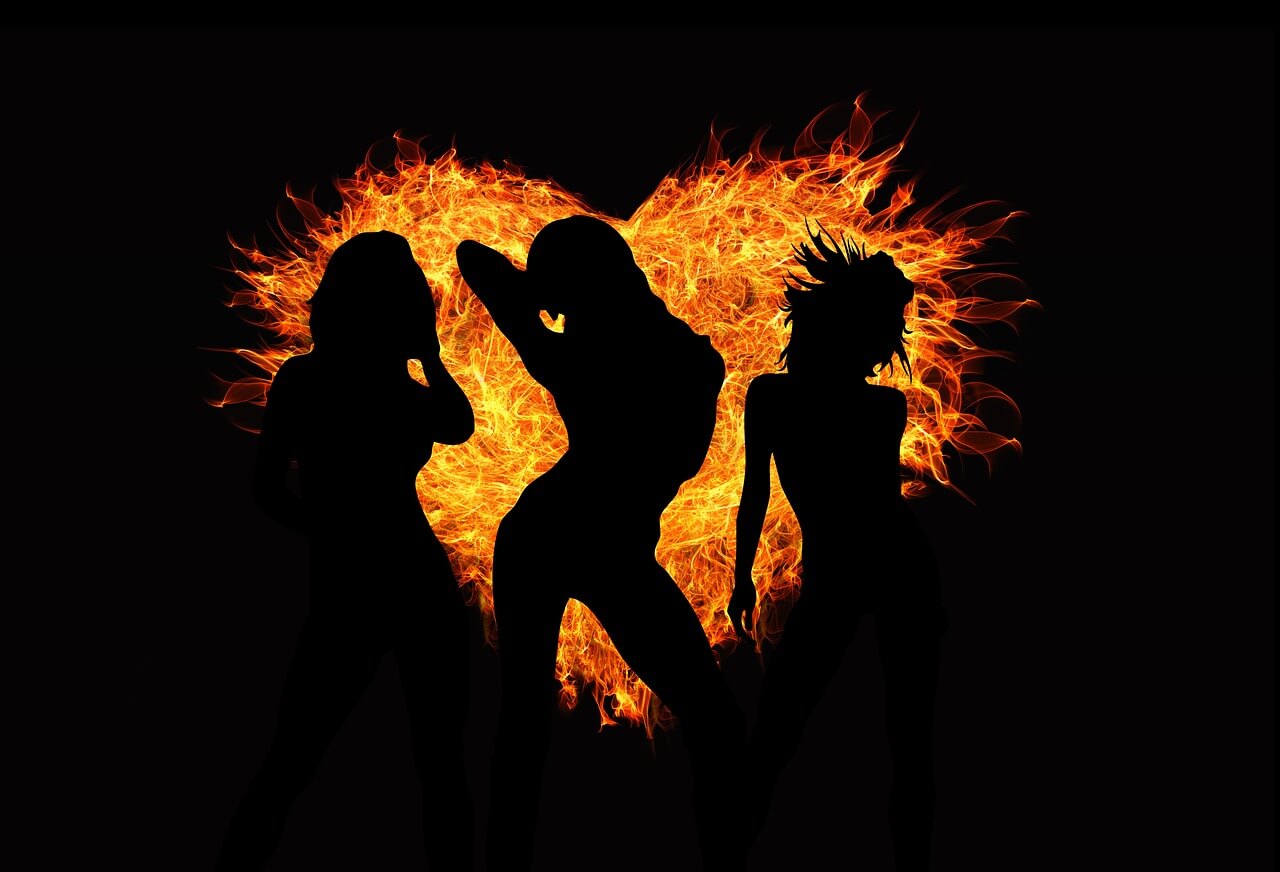 רקע של בחורות ואש