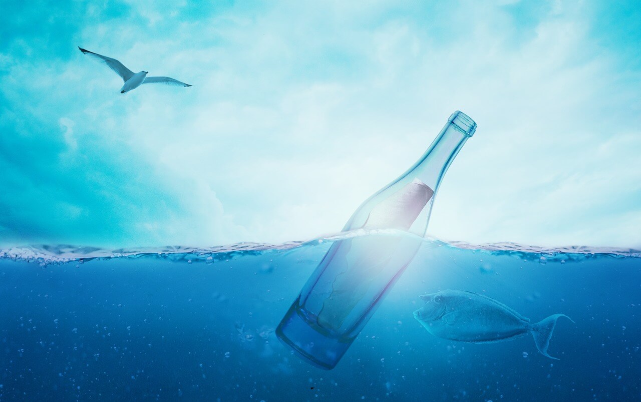 רקע של בקבוק בים
